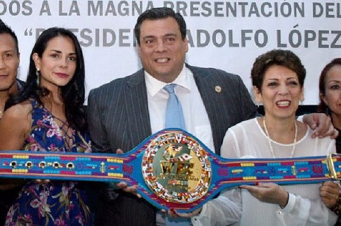 Presiden World Boxing Council (WBC), Mauricio Sulaiman, pamerkan sabuk khusus yang bakal diperebutkan Gennady Golovkin (Kazakhstan) dan Vanes Martirosyan (Amerika Serikat) di pertandingan yang dihelat pada Sabtu (5/5/2018)