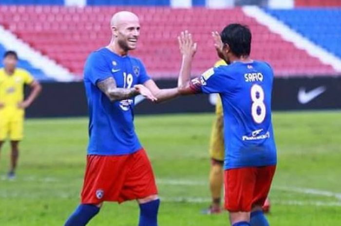 Pemain Johor Darul Ta'zim, Luciano Figueroa (kanan) dan Safiq Rahim (kiri), saat merayakan gol ke gawang Mitra Kukar pada pertandingan uji coba di Stadion Tan Sri Dato' Haji Hasan Yunos, Malaysia, pada hari Minggu (7/1/2018).