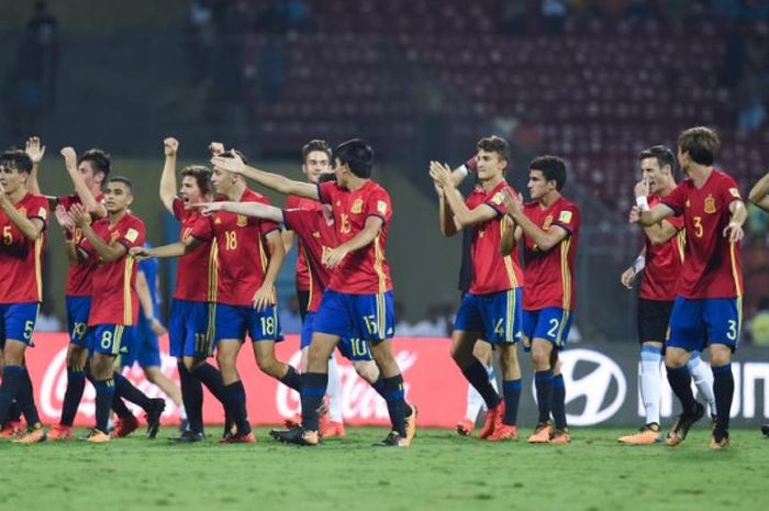 Para pemain timnas U-17 Spanyol merayakan kemenangan mereka atas timnas Mali dalam partai semifinal Piala Dunia U-17 do DY Patil Stadium, Navi Mumbai, 25 Oktober 2017.