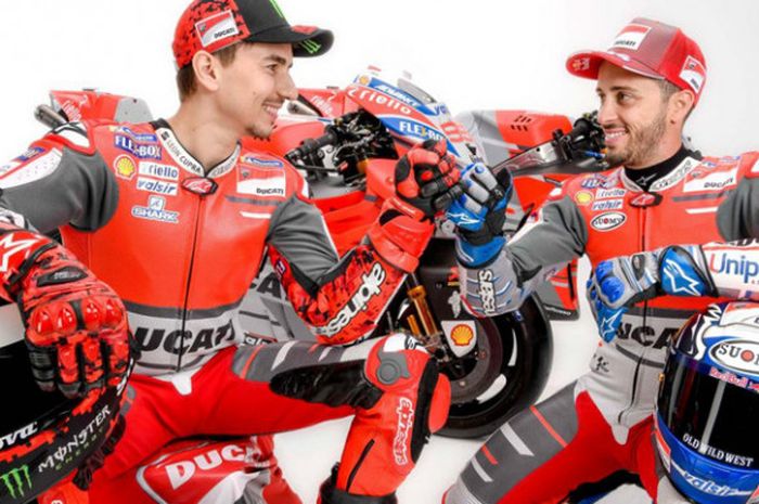 Jorge Lorenzo (kiri) kini justru lebih tanpa beban ketimbang Andrea Dovizioso.