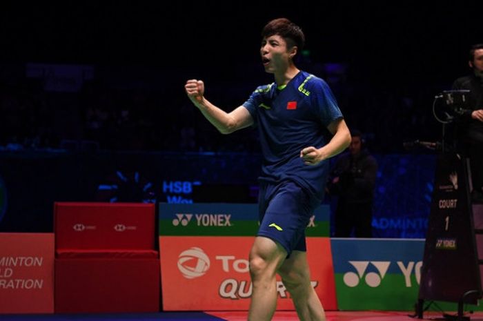 Pebulu tangkis tunggal putra China, melakukan selebrasi setelah memenangi laga atas Son Wan-ho (Korea Selatan) pada semifinal All England 2018 yang berlangsung di Arena Birmingham, Inggris, Sabtu (18/3/2018).