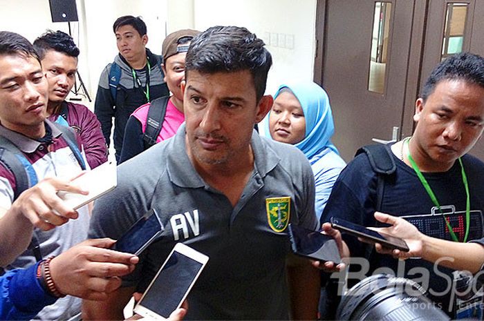 Pelatih Persebaya Surabaya, Angel Alfredo Vera, memberikan keterangan kepada media usai laga kontra PS TNI di Gelora Bung Tomo, Surabaya, Kamis (18/1/2018).