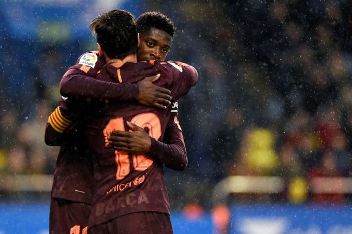 Megabintang FC Barcelona, Lionel Messi (tengah), merayakan golnya bersama Ousmane Dembele dalam laga Liga Spanyol kontra Deportivo La Coruna di Stadion Riazor, Coruna pada 29 April 2018.