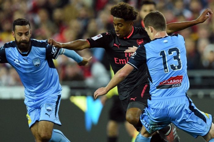 Pemain Arsenal, Reiss Nelson (tengah), beraksi dalam laga persahabatan kontra Sydney FC di Sydney, Australia, pada 13 Juli 2017.