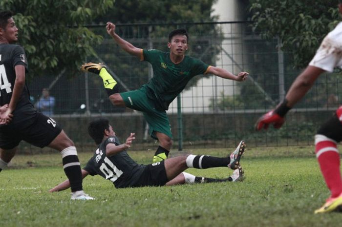 Gelandang PS Tira, Firmansyah coba dihadang pilar bertahan Barito Putera pada laga uji coba di lapangan Badan Intelejen Strategis (Bais), Kabupaten Bogor pada Kamis (22/2/2018) sore. 