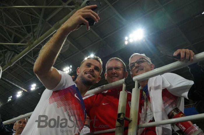 Gelandang Inggris, Jordan Henderson, melakukan selfie dengan penonton di tribune  seusai partai babak 16 besar kontra Kolombia di Spartak Stadium, Moskow, 3 Juli 2018.