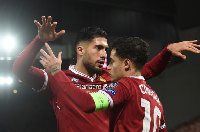 Gelandang Liverpool FC, Philippe Coutinho (kanan), merayakan golnya bersama Emre Can dalam laga Grup E Liga Champions kontra Spartak Moskva di Stadion Anfield, Liverpool, Inggris, pada 6 Desember 2017.