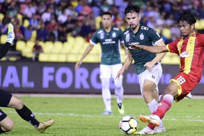 Aksi penyerang Selangor FA, Ilham Udin saat mencoba mengelabuhi kiper Melaka United, Khairul Fahmi Che Mat  (kiri) pada lanjutan Liga Super Malaysia 2018 di Stadion Hang Jebat, Krubong, 21 Juli 2018. 