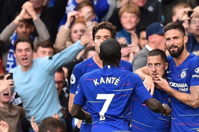   Gelandang Chelsea, Eden Hazard (kedua dari kanan), merayakan gol yang dicetak ke gawang Liverpool FC dalam laga Liga Inggris di Stadion Stamford Bridge, London, Inggris pada 29 September 2018.  