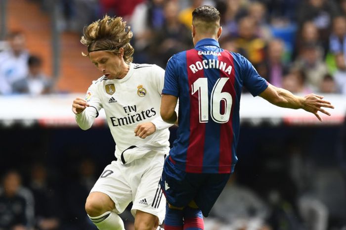 Gelandang Real Madrid, Luka Modric, berduel dengan pemain Levante, Ruben Rochina, dalam lanjutan Liga Spanyol di Stadion Santiago Bernabeu, 20 Oktober 2018. 