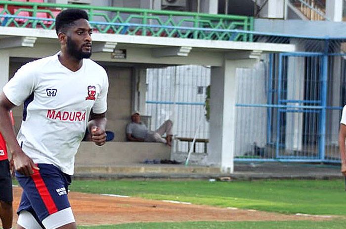 Penyerang anyar Laskar Sape Kerap, Mamadou Samassa, saat mengikuti latihan rutin di Stadion Gelora Bangkalan, Madura, Senin (30/7/2018) Sore.