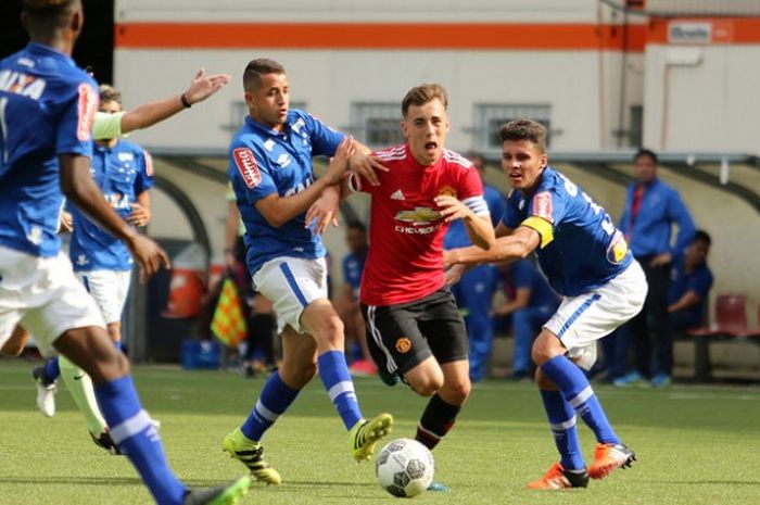 Aksi solo run bek muda Manchester United, Lee O'Connor,  saat menghadapi Cruzeiro EC di ajang Piala Otten 2017.