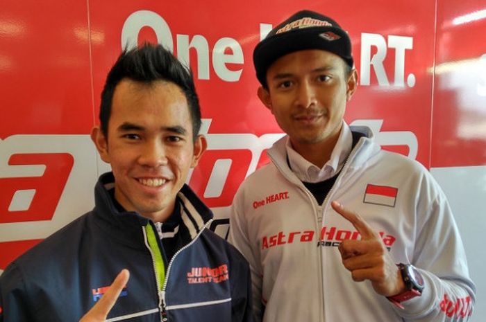 Pebalap Astra Honda Racing Team Indonesia, Dimas Ekky Pratama (kanan dan Gerry Salim berpose jelang keikutsertaan mereka pada CEV International Championship 2018 seri kedua di Sirkuit Valencia.