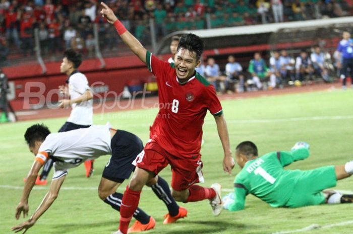 Gelandang Timnas U-19 Indonesia, Witan Sulaeman merayakan gol yang dicetaknya ke gawang Laos pada laga Grup A Piala AFF U-19 2018 di Stadion Gelora Delta, Sidoarjo, Minggu (1/7/2018).