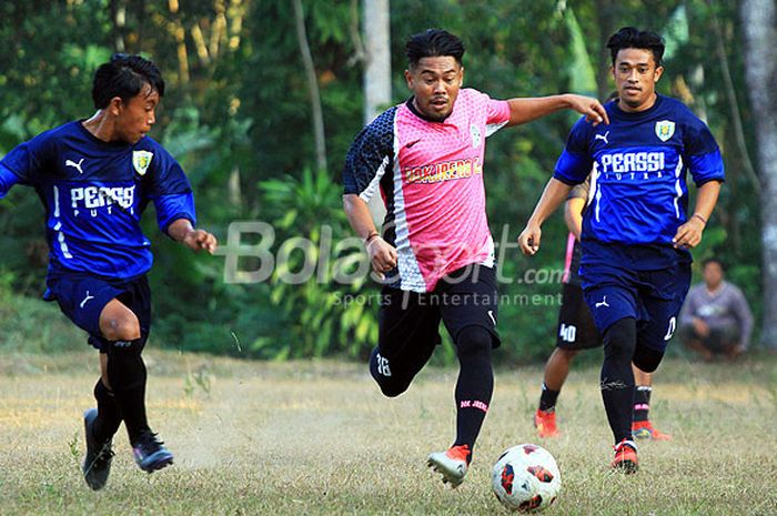 Pemain klub Liga 1 2018 Beni Wahyudi (Madura United/kanan) dan Ey Gunawan (Borneo FC/tengah) mengisi liburan Asian Games 2018 dengan berkumpul bersama Dokjreng FC yang menggelar laga persahabatan sekaligus menggalang dana untuk gempa Lombok di Lapangan Semeru Desa Sanan Kerto Kecamatan Turen Kabupaten Malang, Jawa Timur, Selasa (14/08/2018) sore.