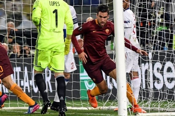 Gelandang AS Roma asal Belanda, Kevin Strootman (tengah), melakukan selebrasi setelah mencetak gol ke gawang Lyon dalam pertandingan leg kedua babak 16 besar Liga Europa di Stadion Olimpico, Roma, Kamis (16/3/2017).