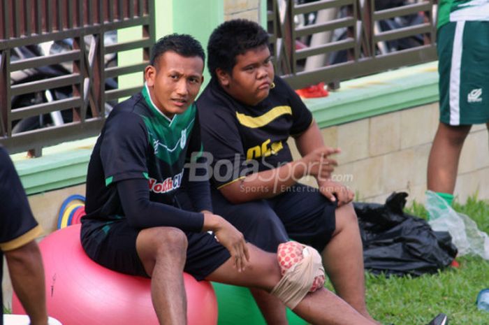 Penjaga gawang PSMS Medan, Abdul Rohim, tak bisa ikut latihan bersama rekan-rekannya di Stadion Kebun Bunga.