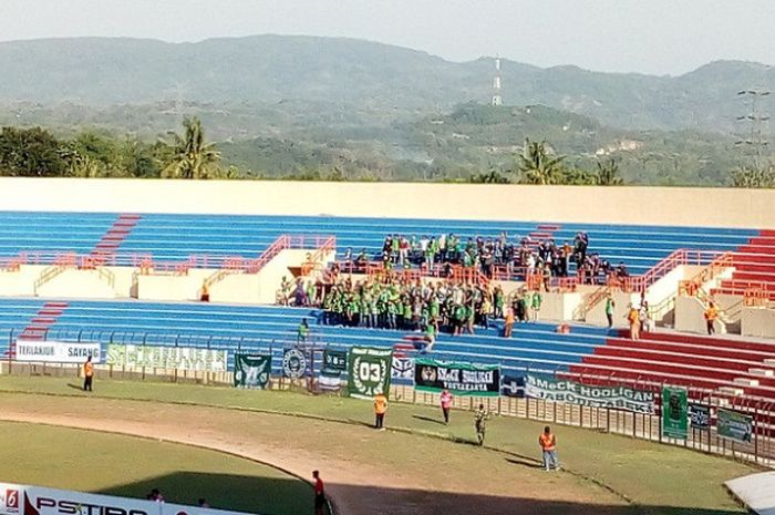 Suporter PSMS Medan mendukung timnya pada laga melawan PS Tira di Stadion Sultan Agung, Bantul, Jumat (11/5/2018).