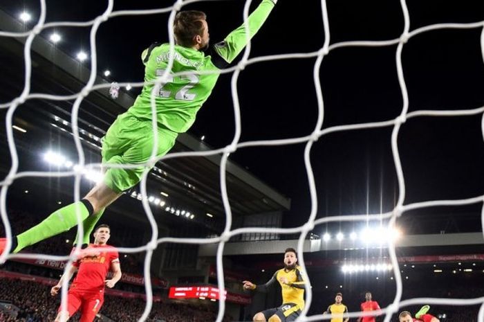 Simon Mignolet saat menyelamatkan gawangnya dari sundulan Olivier Giroud dalam laga Premier League antara Liverpool kontra Arsenal di stadion Anfield, 04 Maret 2017. 