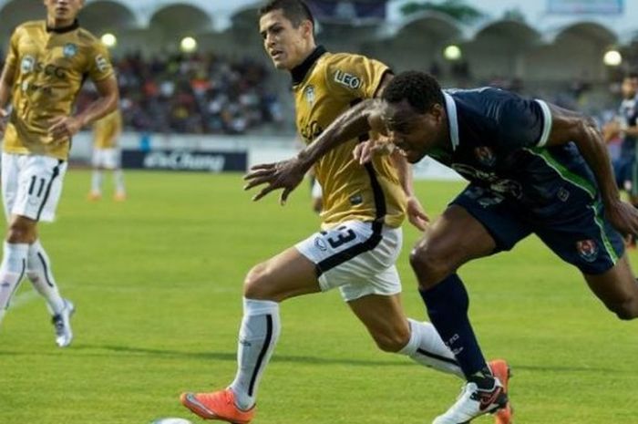 Bek naturalisasi Indonesia, Victor Igbonefo (biru) mencoba mengejar pergerakan Cleiton Silva saat klubnya, Navy FC, menjamu  Muang Thong United di Stadion Sattahip, Sabtu (2/4/2016) malam. 