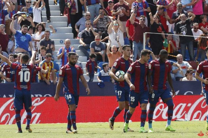 Gelandang Levante, Enis Bardhi (kiri), merayakan gol yang dia cetak ke gawang Valencia dalam laga Liga Spanyol di Stadion Ciutat de Valencia pada 16 September 2017.