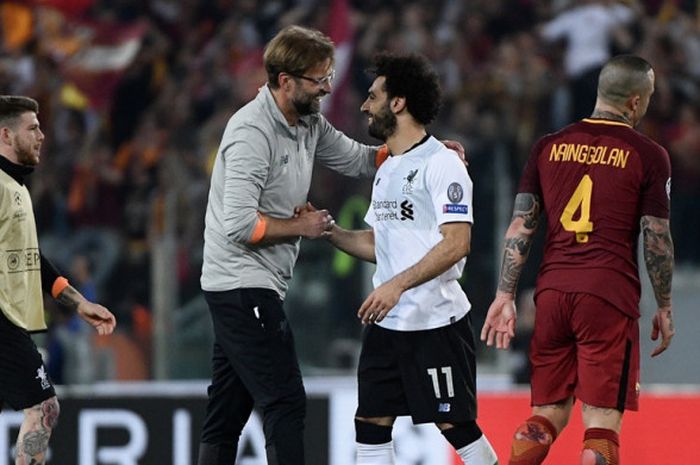 Pelatih Liverpool FC, Juergen Klopp (kedua dari kiri), memeluk Mohamed Salah seusai laga leg kedua semifinal Liga Champions kontra AS Roma di Stadion Olimpico, Roma, Italia pada 2 Mei 2018.