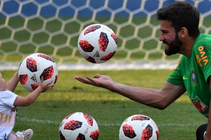 Kiper timnas Brasil, Alisson Becker, bermain-main dengan putrinya, Helena, dalam sesi latihan di Yug Sport Stadium, Sochi, 3 Juli 2018.