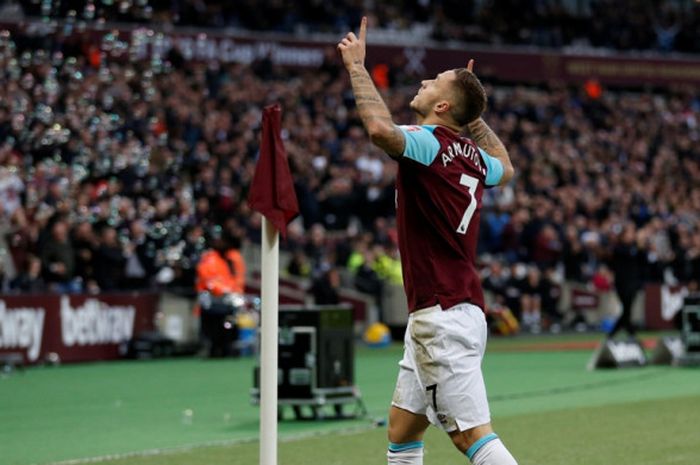 Pemain West Ham United, Marko Arnautovic, merayakan gol yang dia cetak ke gawang Newcastle United dalam laga Liga Inggris di Stadion London pada 23 Desember 2017.