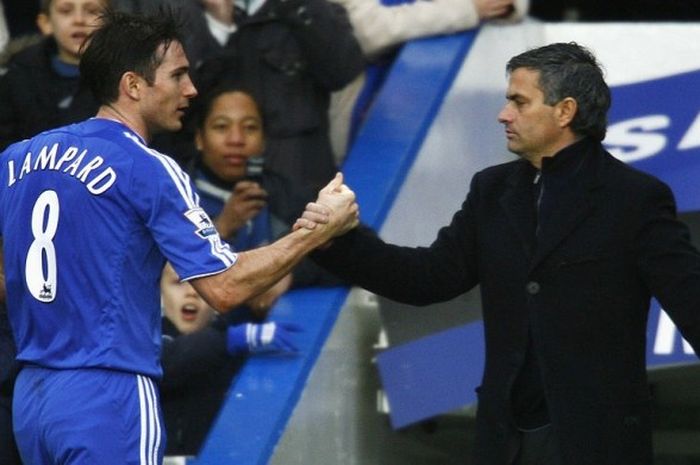 Frank Lampard (kiri) berjabat tangan dengan Jose Mourinho dalam pertandingan ronde keempat Piala FA 2006-2007 menghadapi Nottingham Forest di Stamford Bridge, London, Inggris, pada 28 Januari 2007.