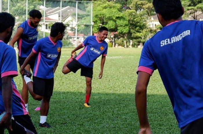 Evan Dimas melakukan pemanasan saat latihan bersama Selangor FA di Padang SUK pada Sabtu (3/2/2018).