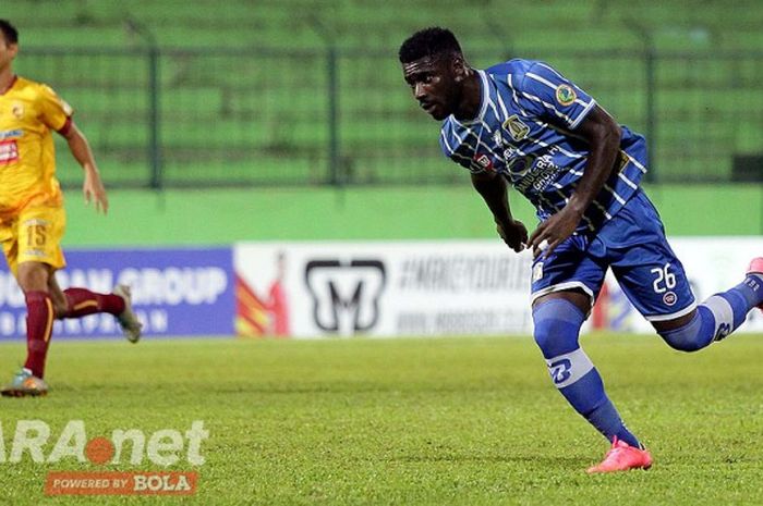 Aksi bek Persiba, Dirkir Glay, saat mengejar bola dalam Laga lanjutan Liga 1 melawan Sriwijaya FC di Stadion Gajayana Malang, Jawa Timur (09/05/2017) Selasa malam.