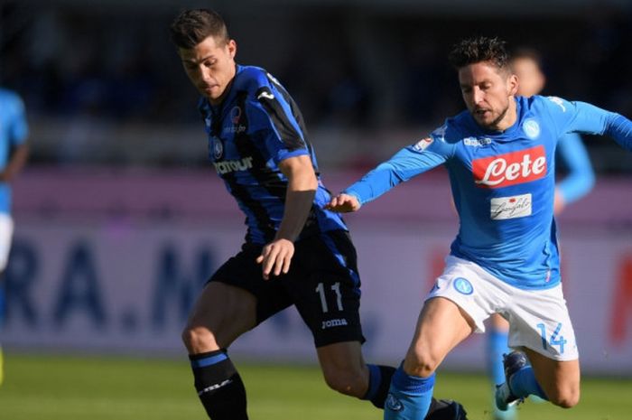 Dries Mertens (kanan) berduel dengan pemain lawan dalam partai Liga Italia antara Atalanta versus Napoli di Stadion Atleti Azzurri d'Italia, Bergamo, 21 Januari 2018.