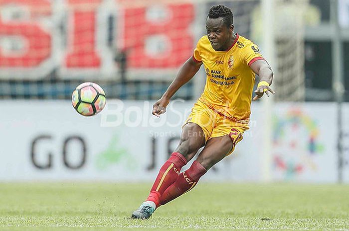 Aksi bek Sriwijaya FC, Mamadou N'Diaye, saat tampil melawan Persib Bandung dalam laga pembuka Piala Presiden 2018 di Stadion Gelora Bandung Lautan Api, Kab. Bandung, Selasa (16/1/2018).