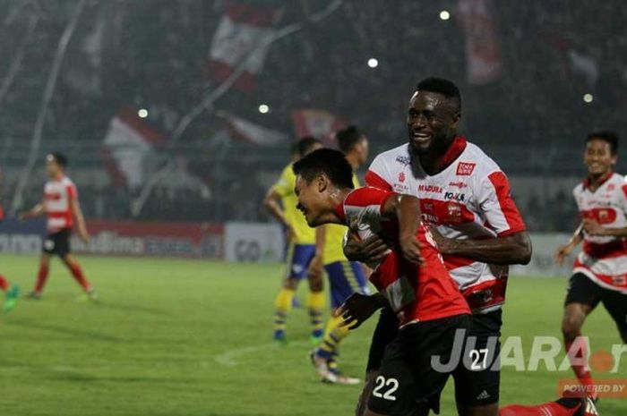 Sanogo Baobacar dan Fandi Eko dalam laga pekan ke 9 Gojek Traveloka Liga 1, Madura United melawan Persegres Gresik yang berakhir dengan skor akhir 3-2 di Stadion Gelora Bangkalan, Jawa Timur (01/06/2017) Kamis malam. 