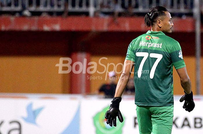 Kiper Madura United, Heri Prasteyo, saat tampil melawan Pusamania Borneo FC dalam laga pekan ke-29 Liga 1 di Stadion Ratu Pamellingan Pamekasan, Jawa Timur, Jumat (13/10/2017) malam.