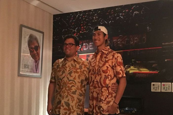 Pebalap Indonesia, Sean Gelael (kanan), berpose dengan Team Principal Prema Racing, Rene Rosin, di Jakarta, Senin (15/1/2018).