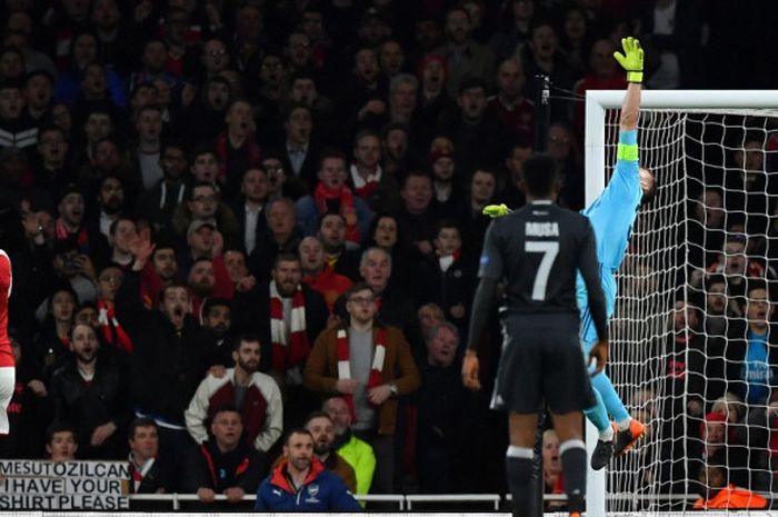 Gelandang Arsenal, Aaron Ramsey (kiri), mencetak gol ke gawang CSKA Moskva dalam laga leg pertama perempat final Liga Europa di Stadion Emirates, London, Inggris pada 5 April 2018.