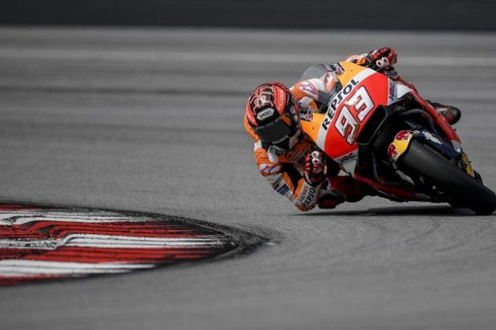 Pebalap tim Repsol Honda, Marc Marquez, saat beraksi pada tes pramusim hari kedua di Sirkuit Sepang, Malaysia, Senin (29/1/2018).