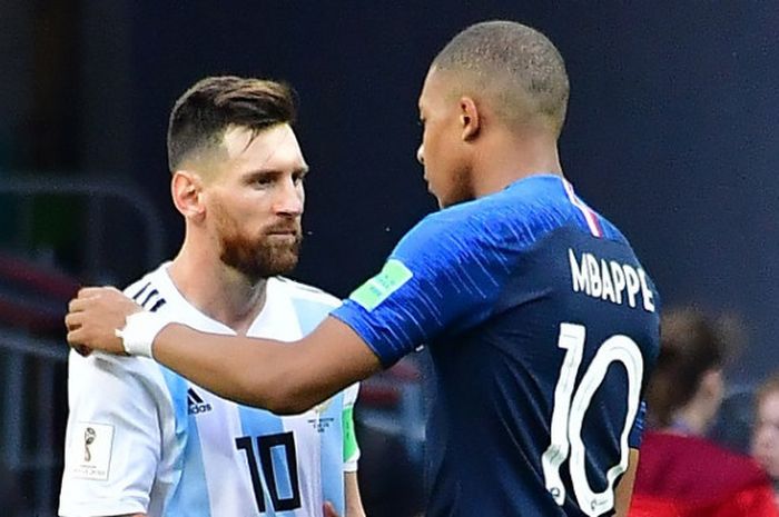 Penyerang Prancis, Kylian Mbappe, bersalaman dengan Lionel Messi (Argentina) setelah pertandingan kedua tim di babak 16 besar Piala Dunia 2018 di Kazan Arena, 30 Juni 2018.