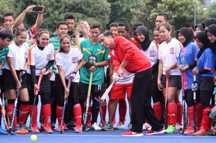 Presiden RI Joko Widodo (paling kiri) mencoba bermain hoki di sela peresmian 4 venue di Kompleks GBK, Senayan, Jakarta, Sabtu (2/12/2017).