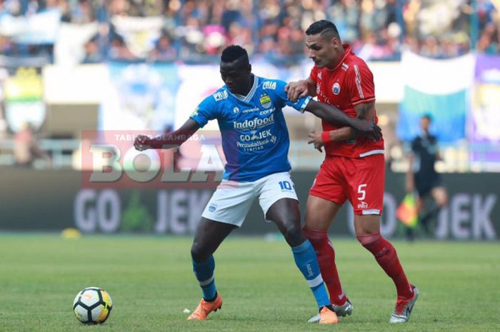 Penyerang Persib, Ezechiel N'Douassel, berduel dengan bek Persija, Jaimerson Silva pada laga Liga 1 2018 di Stadion Gelora Bandung Lautan Api (GBLA), Kota Bandung, Minggu (23/9/2018).