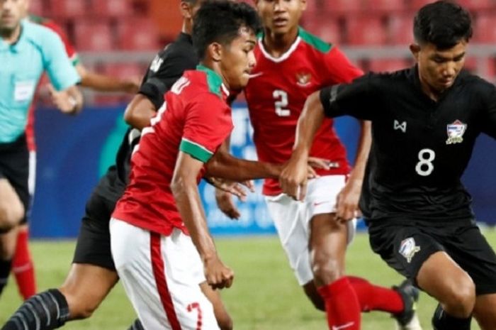 Bintang Timnas U-16 Indonesia, Amanar Abdillah memburu bola yang tengah dikuasai pemain timnas U-16 Thailand, Sarawut Saowaros dalam duel Kualifiaksi Piala Asia U-16 di Stadion Rajamangala, Bangkok, Rabu (20/9/2017) malam WIB. Timnas U-19 Indonesia menang 1-0 melalui gol Amanar Abdillah.