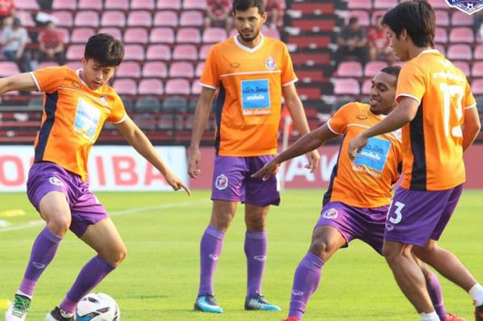  Para pemain Port FC termasuk Terens Puhiri (dua dari kanan) melakoni pemanasan jelang laga kontra  tuan rumah Muangthong United pada laga pekan kedua Liga Thailand 1 di ruang ganti Stadion SCG, Nonthaburi. 