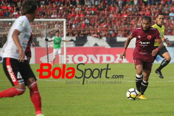 Aksi penyerang PSM Makassar, Zulham Zamrun diawasi pemain bertahan Bali United, Syaiful Indra Cahya (kiri) pada laga pekan ke-32 Liga 1 2018 di Stadion Andi Mattalatta, Kota Makassar, 25 November 2018. 