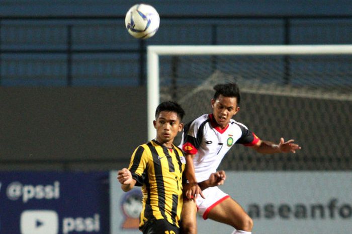 Pemain timnas U-16 Malaysia, Megat Syafique (kiri), berduel dengan kapten Brunei, Imam Mahdi Suhaimi (putih), pada laga Grup B Piala AFF U-16 2018 di Stadion Gelora Joko Samudro, Gresik, Jumat (3/8/2018).