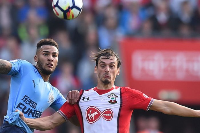 Striker Southampton, Manolo Gabbiadini (kanan), berduel dengan bek Newcastle United, Jamaal Lascelles, dalam laga Liga Inggris 2017-2018 di Stadion Saint Mary's, Southampton, Inggris, pada Minggu (15/10/2017).