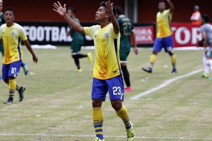 Winger Persegres, Arsyad Yusgiantoro dalam laga kontra PSS Sleman pada pertandingan penyisihan Piala Presiden 2017 di Stadion Maguwoharjo, Sleman, 15 Februari 2017. 