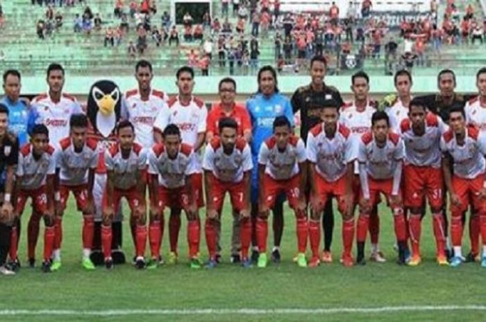 Skuat Persis Solo saat melawan Blitar United bersama jajarannya