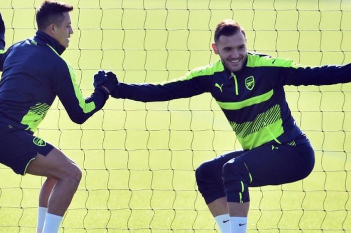 Striker Arsenal, Lucas Perez (kanan), dan Alexis Sanchez beraksi saat menjalani sesi latihan tim di London Colney, 6 Maret 2017, menjelang duel Liga Champions lawan Bayern Muenchen.