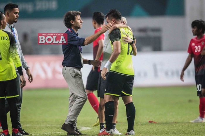   Pelatih timnas U-23 Indonesia, Luis Milla, menghibur kiper Andritany Ardhiyasa setelah kalah dalam adu penalti dari UEA di babak 16 besar Asian Games 2018, Jumat (24/8/2018) di Stadion Wibawa Mukti, Cikarang.   